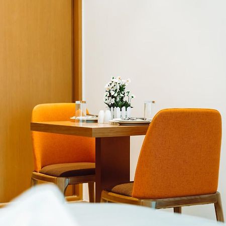 He Hotel Apartments Dubai Dış mekan fotoğraf A table and chairs