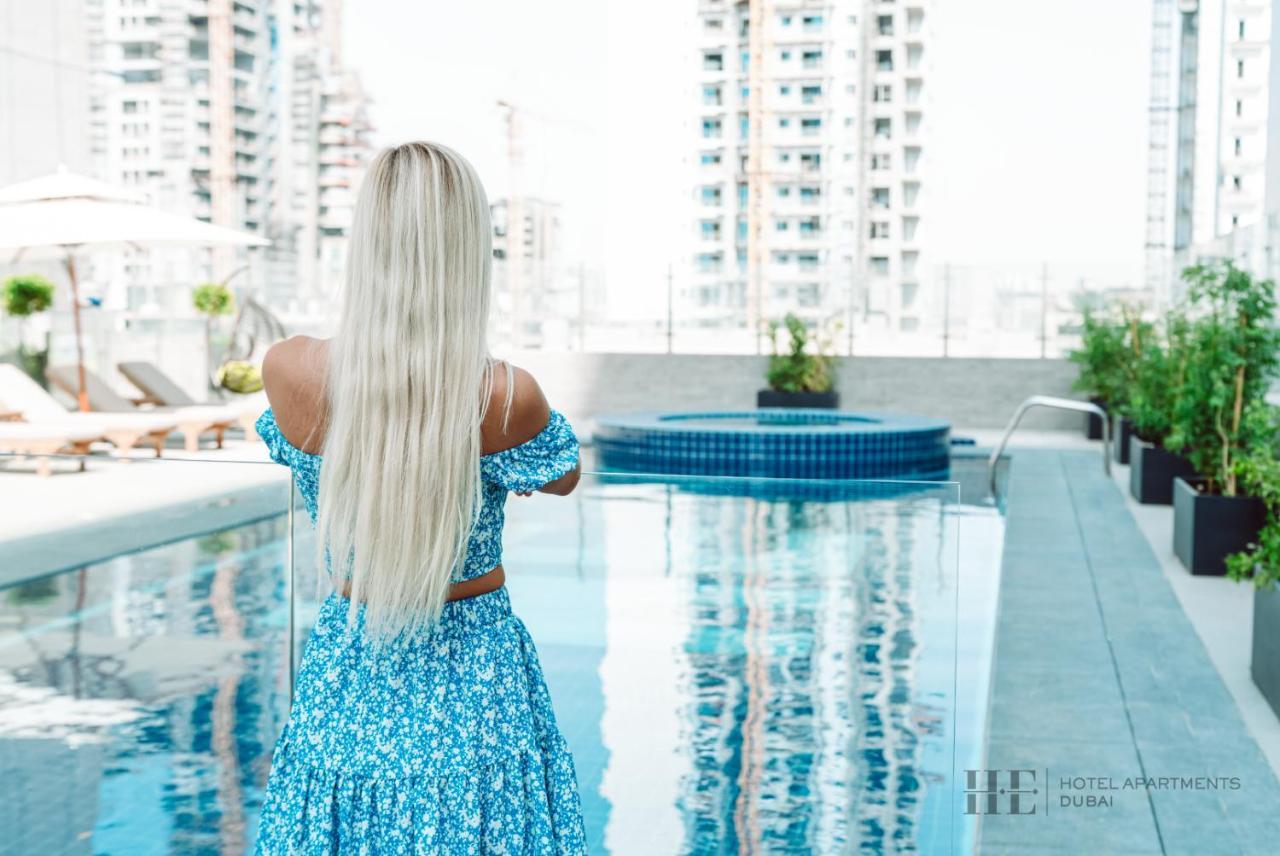 He Hotel Apartments Dubai Dış mekan fotoğraf A woman with long hair