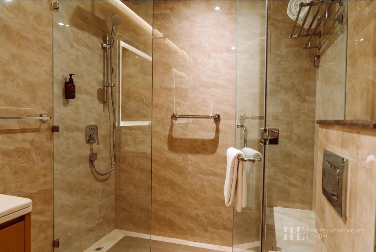 He Hotel Apartments Dubai Oda fotoğraf A shower cubicle