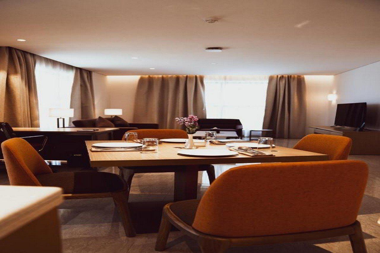 He Hotel Apartments Dubai Dış mekan fotoğraf The interior of a suite at the hotel
