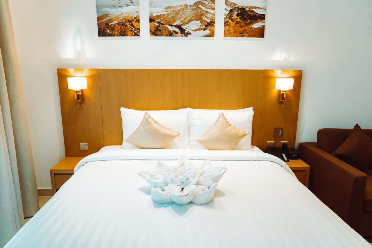 He Hotel Apartments Dubai Oda fotoğraf A bed with a bedsheet